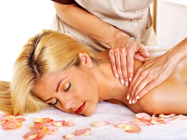 Vrouw krijgen gezichtsmassage . — Stockfoto