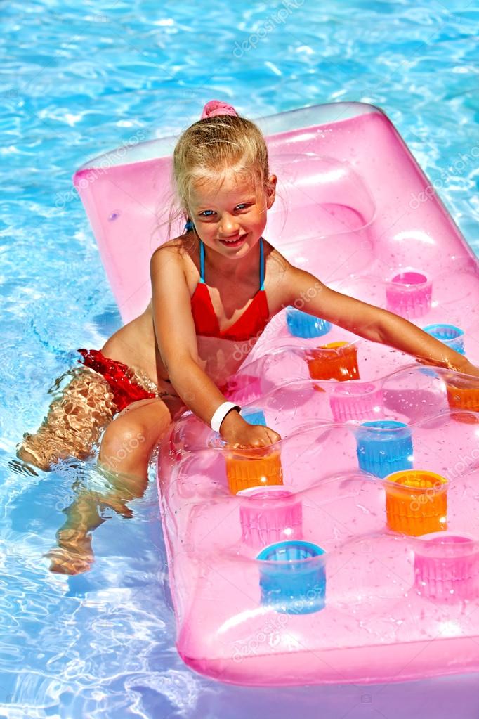 Niño nadando en colchón de playa. — Foto de stock © poznyakov #49735129
