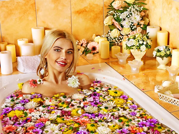 Vrouw ontspannen bij spa water — Stockfoto