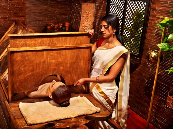 Mulher na sauna Ayurveda . — Fotografia de Stock