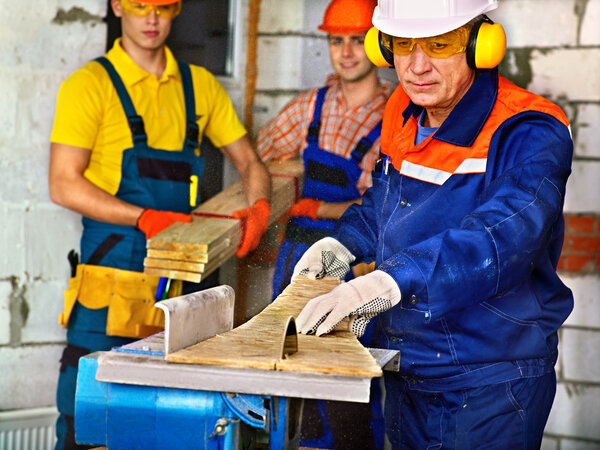 Группа строителей с циркулярной пилой
.