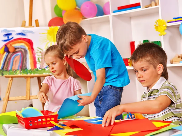Crianças brincando na pré-escola — Fotografia de Stock