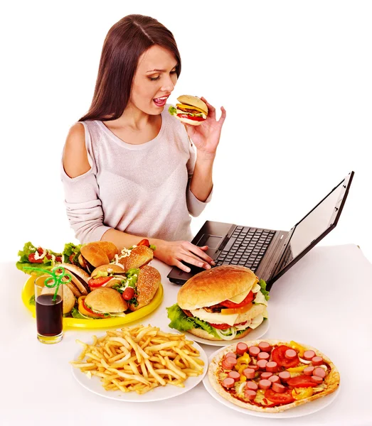 Woman eating junk food. — Stockfoto