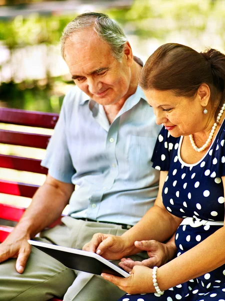 Oude paar met tablet pc — Stockfoto