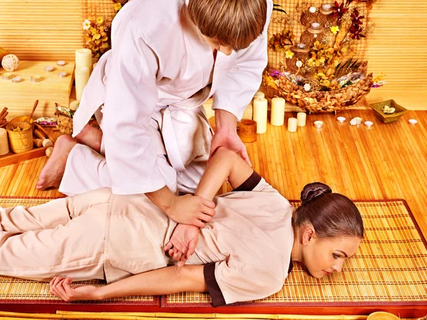 Kvinna får bambu massage. — Stockfoto