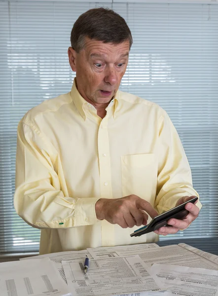 Homem sênior preparando EUA formulário fiscal 1040 para 2012 — Fotografia de Stock
