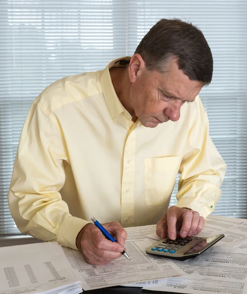 Senior man preparing USA tax form 1040 for 2012 — Stock Photo, Image