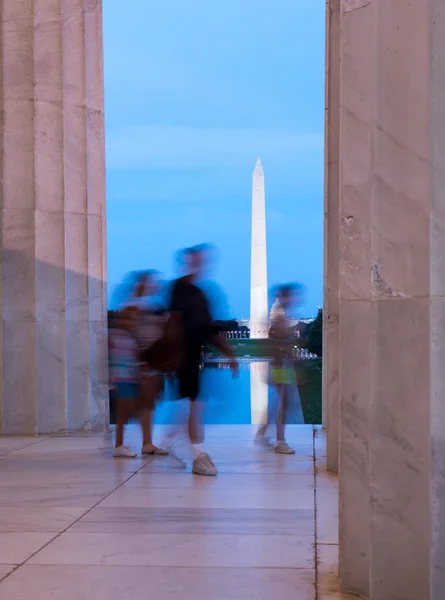 Washingtonův monument odráží od jefferson — Stock fotografie