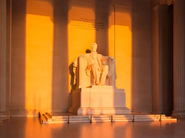 Solen i gryningen lyser lincoln staty — Stockfoto