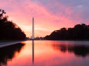 parlak Gündoğumu havuzu dc yansıtan üzerinde