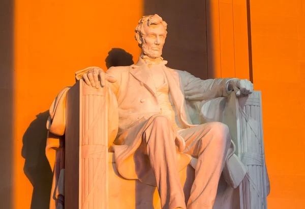 Sol al amanecer ilumina estatua de Lincoln — Foto de Stock