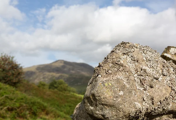 Lav täckt rock i lake district — Stockfoto