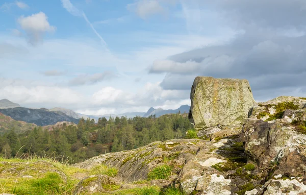 Pohled přes tarn objímá v anglicky lake district — Stock fotografie