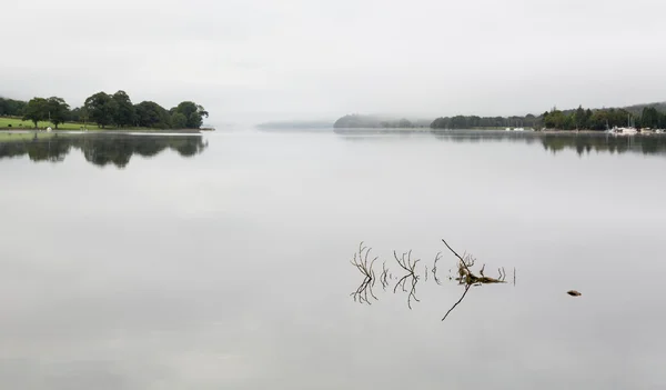 Αντανάκλαση του υποκαταστήματος στο coniston νερό — Φωτογραφία Αρχείου