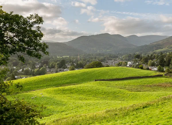 Pohled přes pole do ambleside jezerní — Stock fotografie