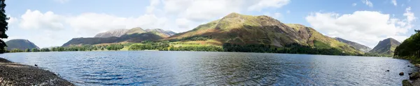 Reflektioner i buttermere i lake district — Stockfoto