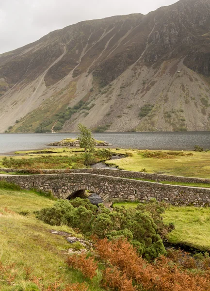 Stone bridge over river by Wastwater — Stock Photo, Image