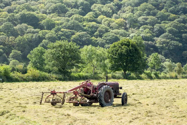 Tractor antiguo y trilladora — Foto de Stock