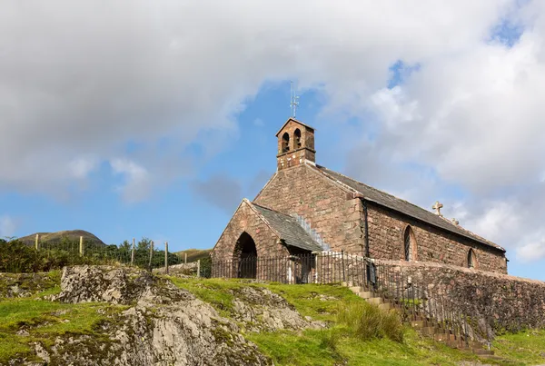 Gereja batu tua di Desa Buttermere — Stok Foto