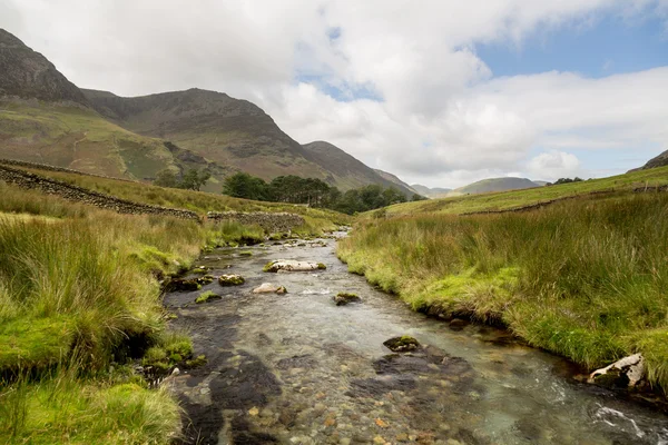 Kayalık akarsu buttermere doğru yol açar. — Stok fotoğraf