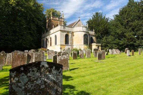 Kilise ve honington cotswolds mezarlıkta — Stok fotoğraf
