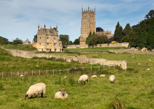 Kyrkan st james över ängen i chipping campden — Stockfoto