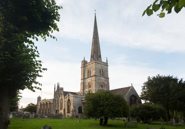 Kilise ve burford mezarlıkta — Stok fotoğraf