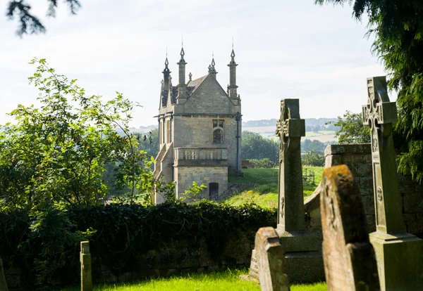 Kilise mezarlığına ve chipping campden içinde zâviye — Stok fotoğraf