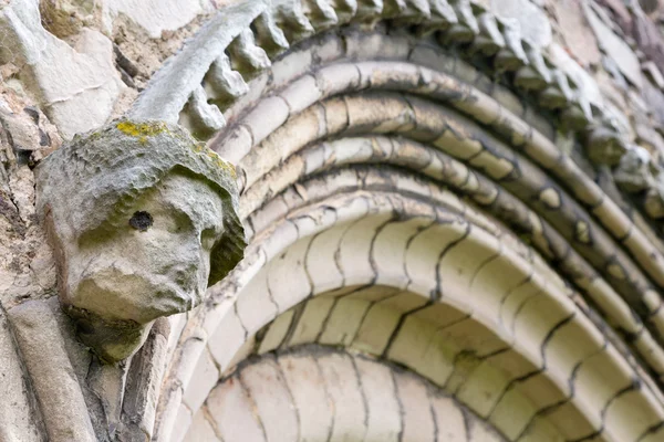 Antigua cabeza erosionada de santo en la iglesia — Foto de Stock
