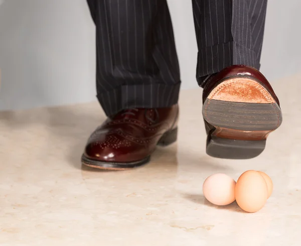 Sapato de homem carimbando em três ovos — Fotografia de Stock