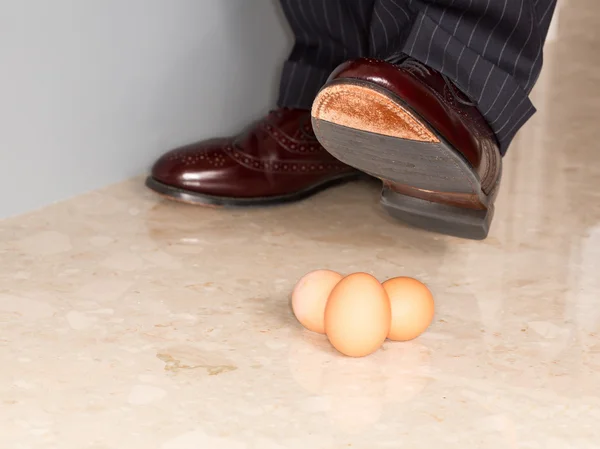 Sapato de homem carimbando em três ovos — Fotografia de Stock