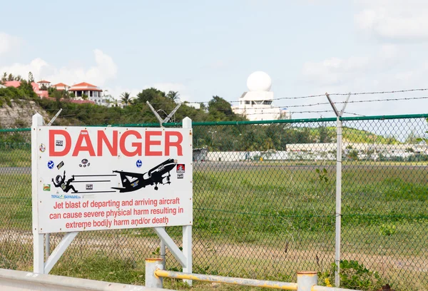 Výstražné znamení na princezna juliana airport — Stock fotografie