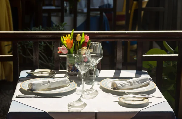 Налаштування столу зовнішнього ресторану на сонці — стокове фото