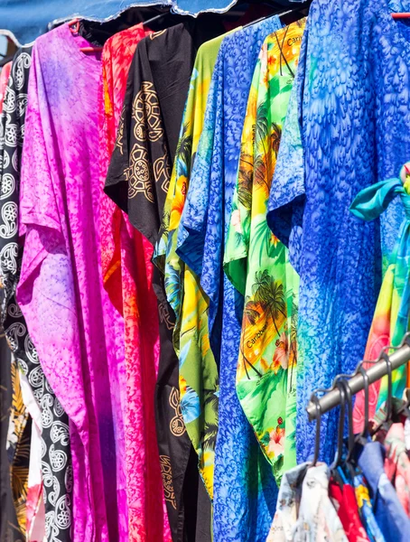 Abbigliamento e tessuti in bancarella mercato stradale — Foto Stock