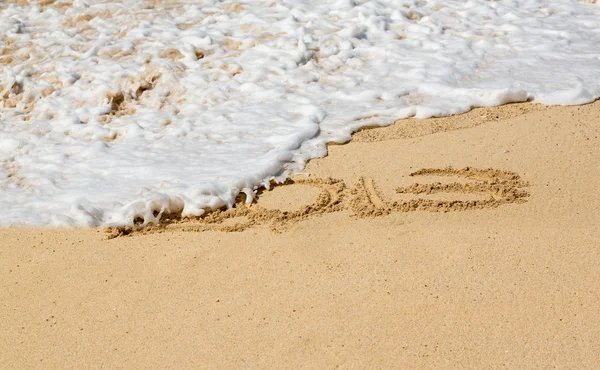 2013 napsaný v písku s vlnami — Stock fotografie