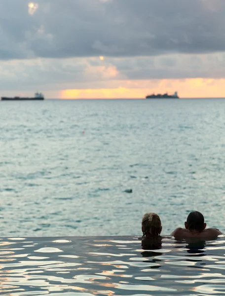 Cabeza de silueta contra piscina de borde infinito — Foto de Stock