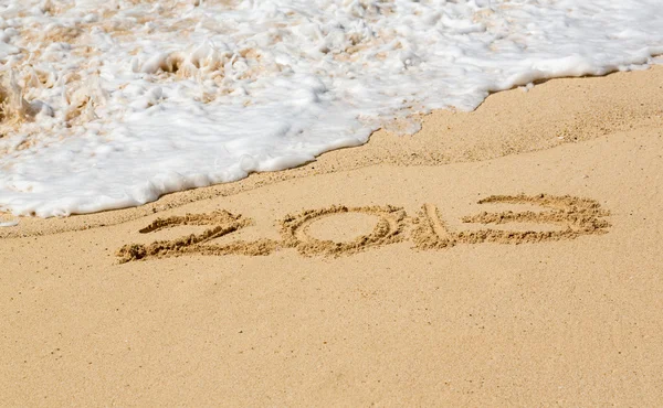 2013 scritto in sabbia con onde — Foto Stock