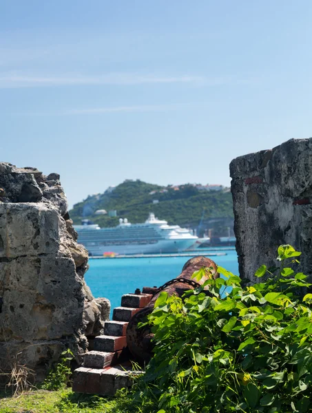 Velho canhão enferrujando em St Martin Caribe — Fotografia de Stock