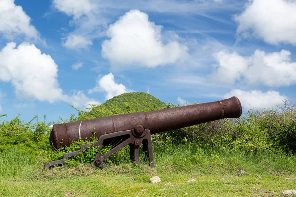 Meriam tua berkarat di St Martin Caribbean — Stok Foto