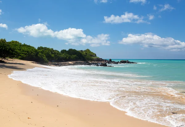 Bahía feliz frente a la costa de San Martín Caribe — Foto de Stock