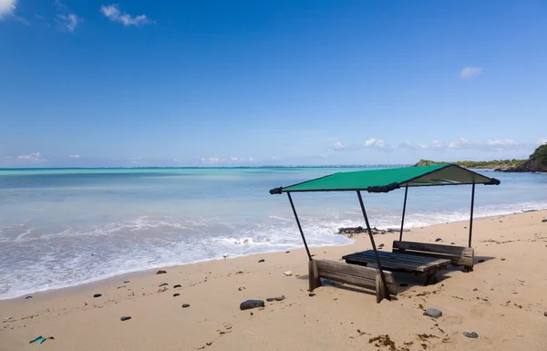 Tavoli e sedie sulla spiaggia ricoperti di sabbia — Foto Stock