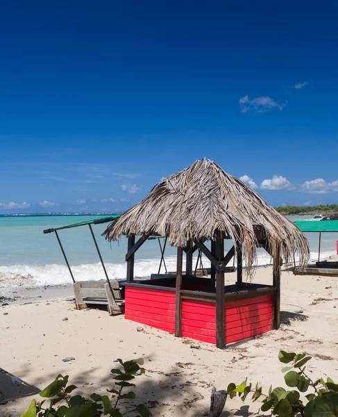 Mesa e cadeiras cobertas de areia na praia — Fotografia de Stock