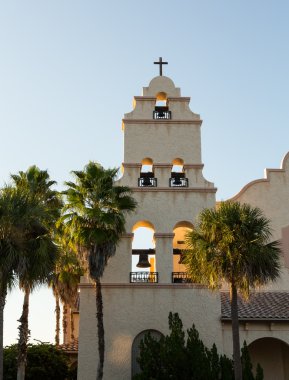 İspanyol misyonu tarzı kilise kule günbatımı