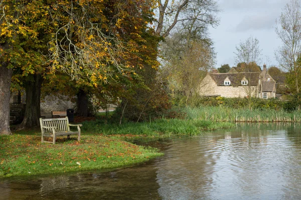 Seat overlooking deep ford in Shilton Oxford — Stock Photo, Image