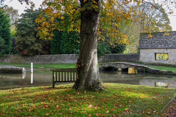 Seat overlooking deep ford in Shilton Oxford — Stock Photo, Image