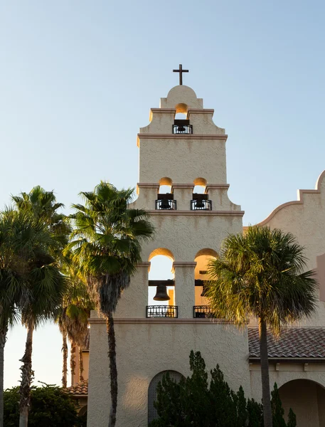 Spaanse missie stijl kerktoren zonsondergang — Stockfoto