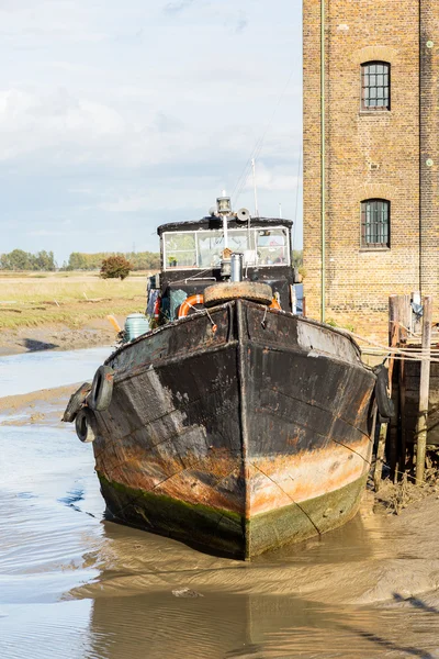 Staré plachetnice ruším houseboatu v faversham kent — Stock fotografie