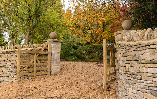Open wooden gates at entrance to modern house — Stock Photo, Image
