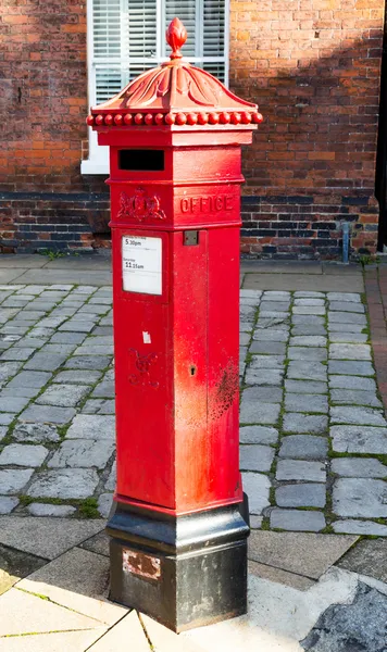 Βικτώρια εποχή κόκκινο ταχυδρομείο γραμματοκιβώτιό στην οδό — Φωτογραφία Αρχείου