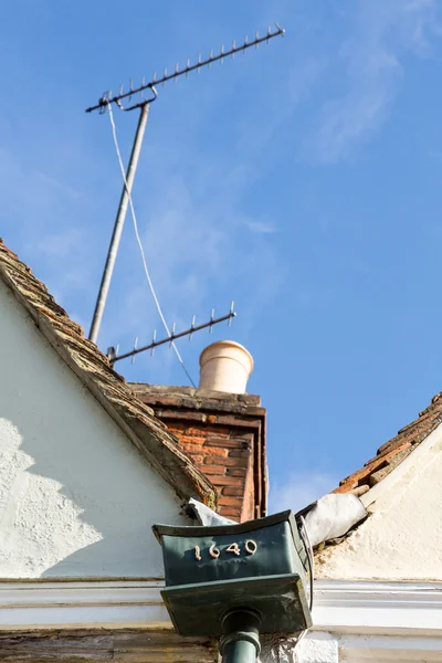 Kontrast zwischen alt und neu auf dem Dach — Stockfoto